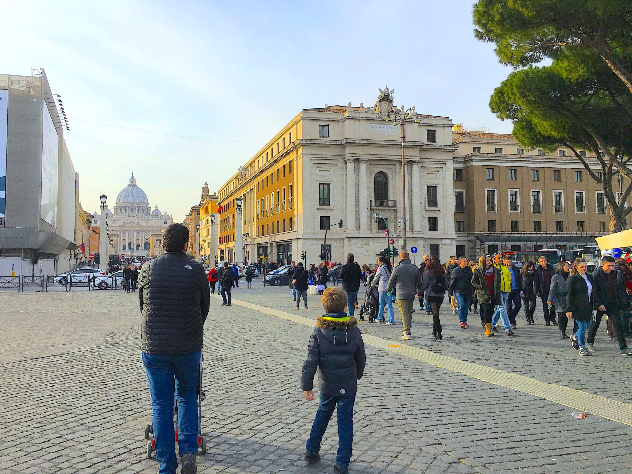 Vatikan sokaklarında çocuklarla, Roma
